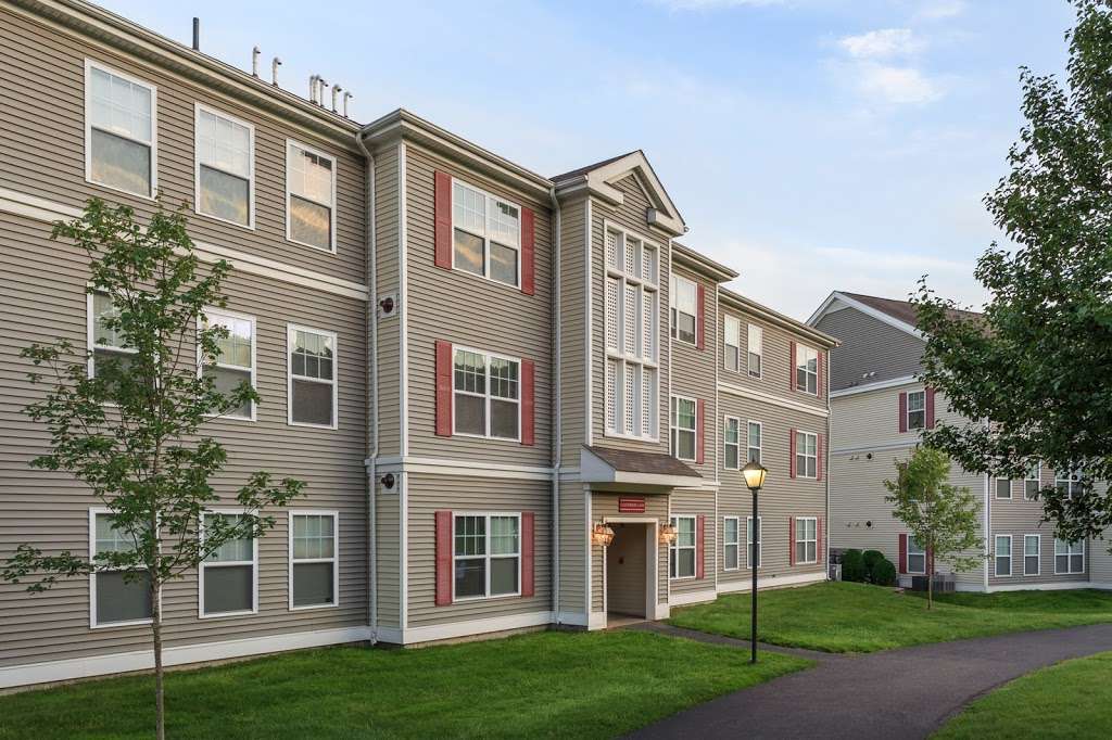 Franklin Commons Apartments | Eight Gatehouse Lane (Off Rt. 140, Franklin, MA 02038, USA | Phone: (508) 528-1888