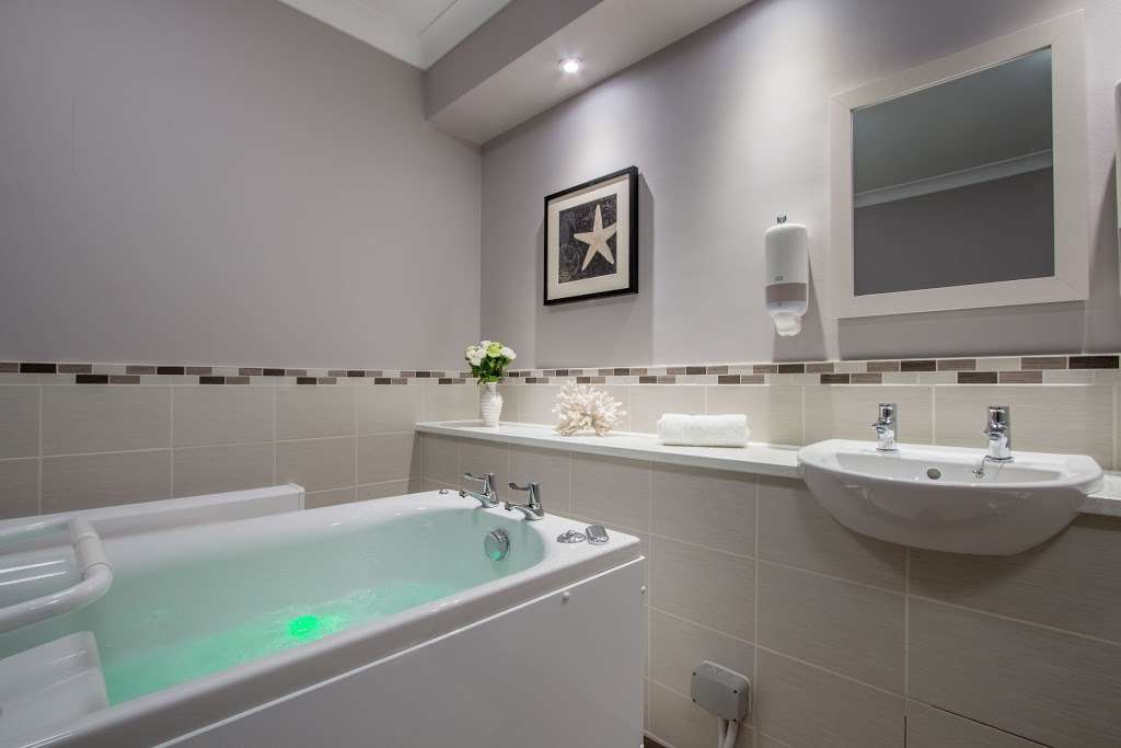 Barchester - Derham House Care Home | Harwood Hall Ln, Upminster RM14 2YP, UK | Phone: 01708 641441