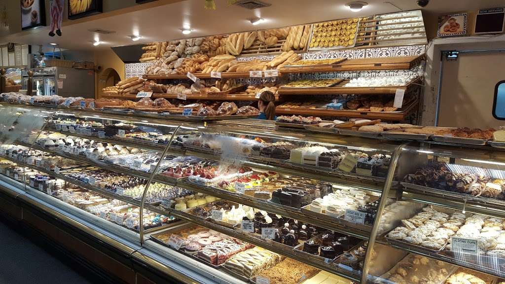 Pinhos Bakery | 1027 Chestnut St, Roselle, NJ 07203, USA | Phone: (908) 245-4388