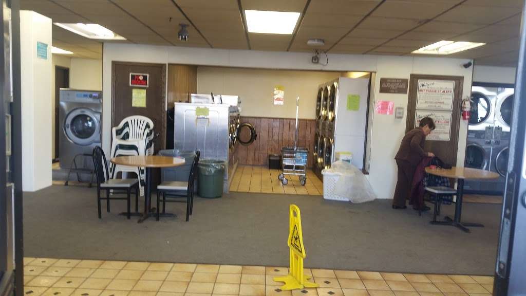 Queen Square Laundromat | 2060 E Bridge St, Brighton, CO 80601, USA | Phone: (303) 659-6519