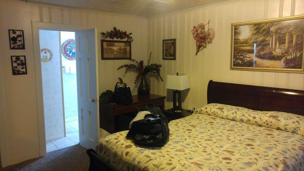 Sunflower Motel | 406 1st St, Hiawatha, KS 66434, USA | Phone: (785) 742-4305