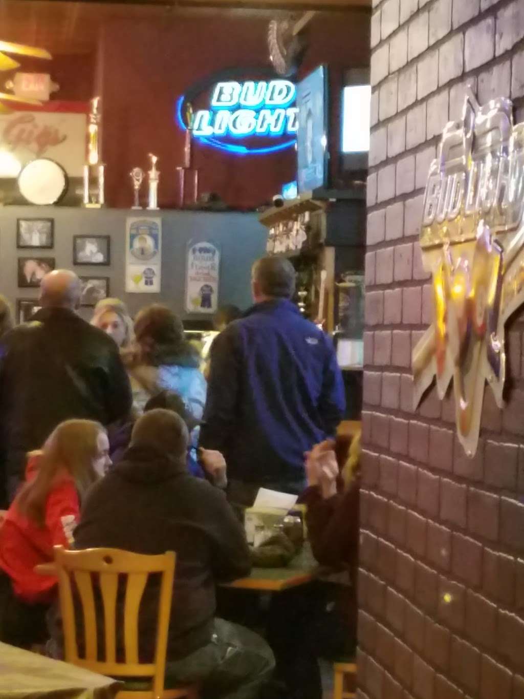 Gigs Place | 220 E Locust St, Fairbury, IL 61739, USA | Phone: (815) 692-3302