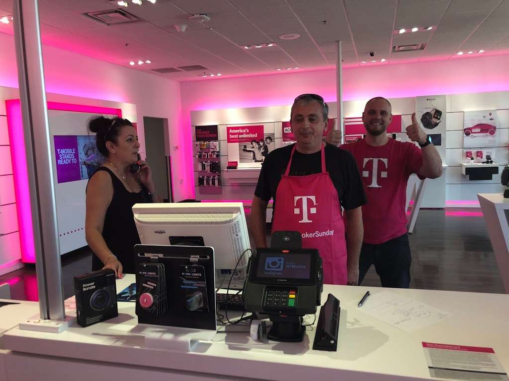 T-Mobile | 7171 S Kingery Hwy Q-2, Willowbrook, IL 60527, USA | Phone: (630) 920-0632