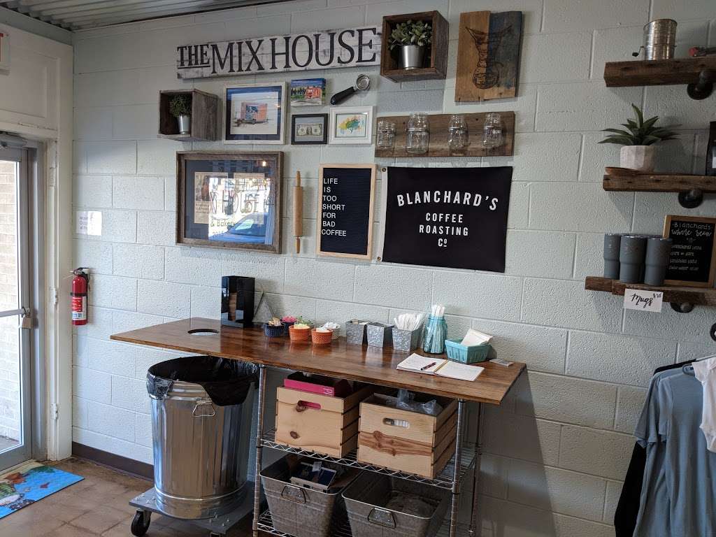 The Mix House | 112 N Main St, Bowling Green, VA 22427, USA | Phone: (804) 596-2001