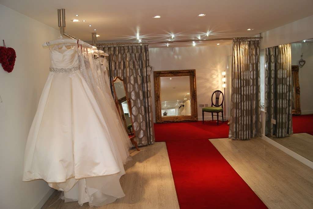 The White Wedding House | Hou Hatch, Weald Rd, Brentwood, Essex CM14 5QU, UK | Phone: 01277 280575
