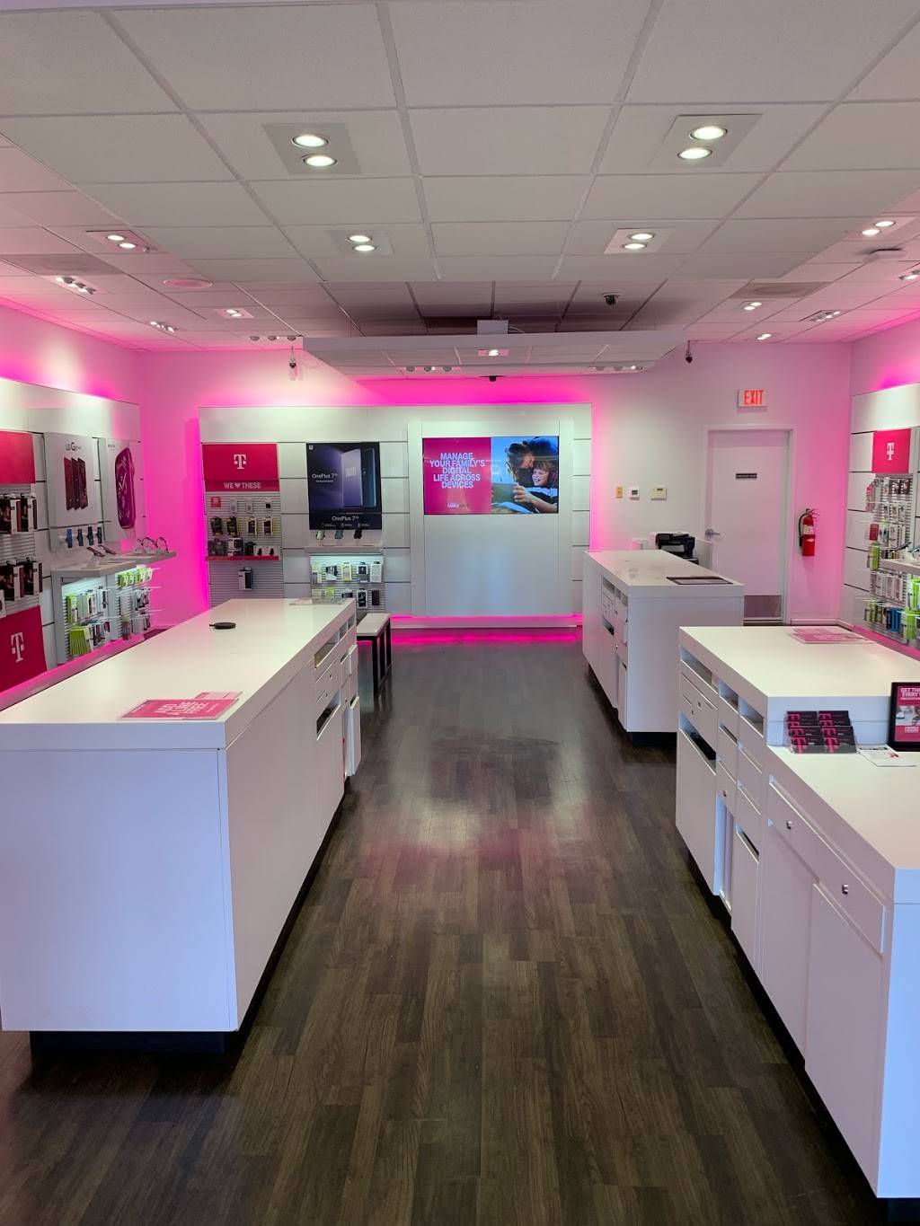 T-Mobile | 9430 Colerain Ave, Cincinnati, OH 45251, USA | Phone: (513) 923-1172