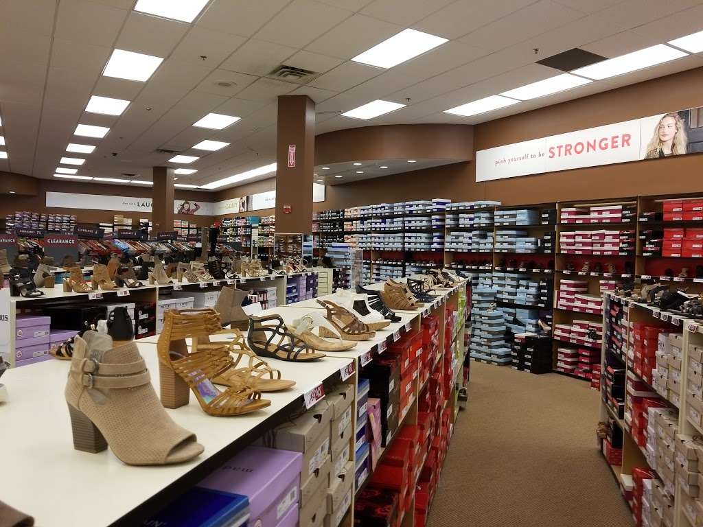 Famous Footwear | 977 Valley Rd, Gillette, NJ 07933, USA | Phone: (908) 605-2022