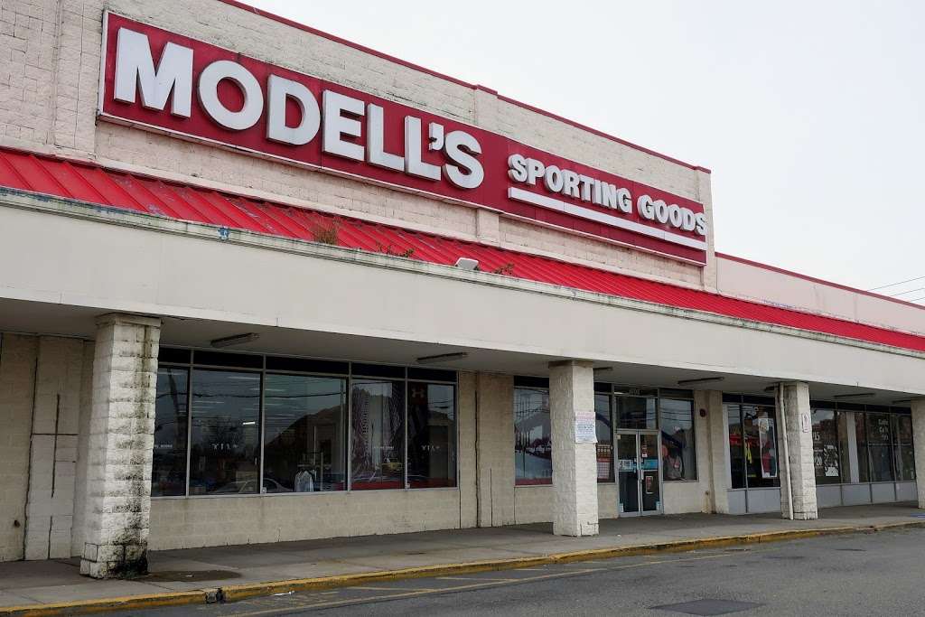 Modells Sporting Goods | West Shore Plaza 1801 South Avenue B, Staten Island, NY 10314, USA | Phone: (718) 698-8900