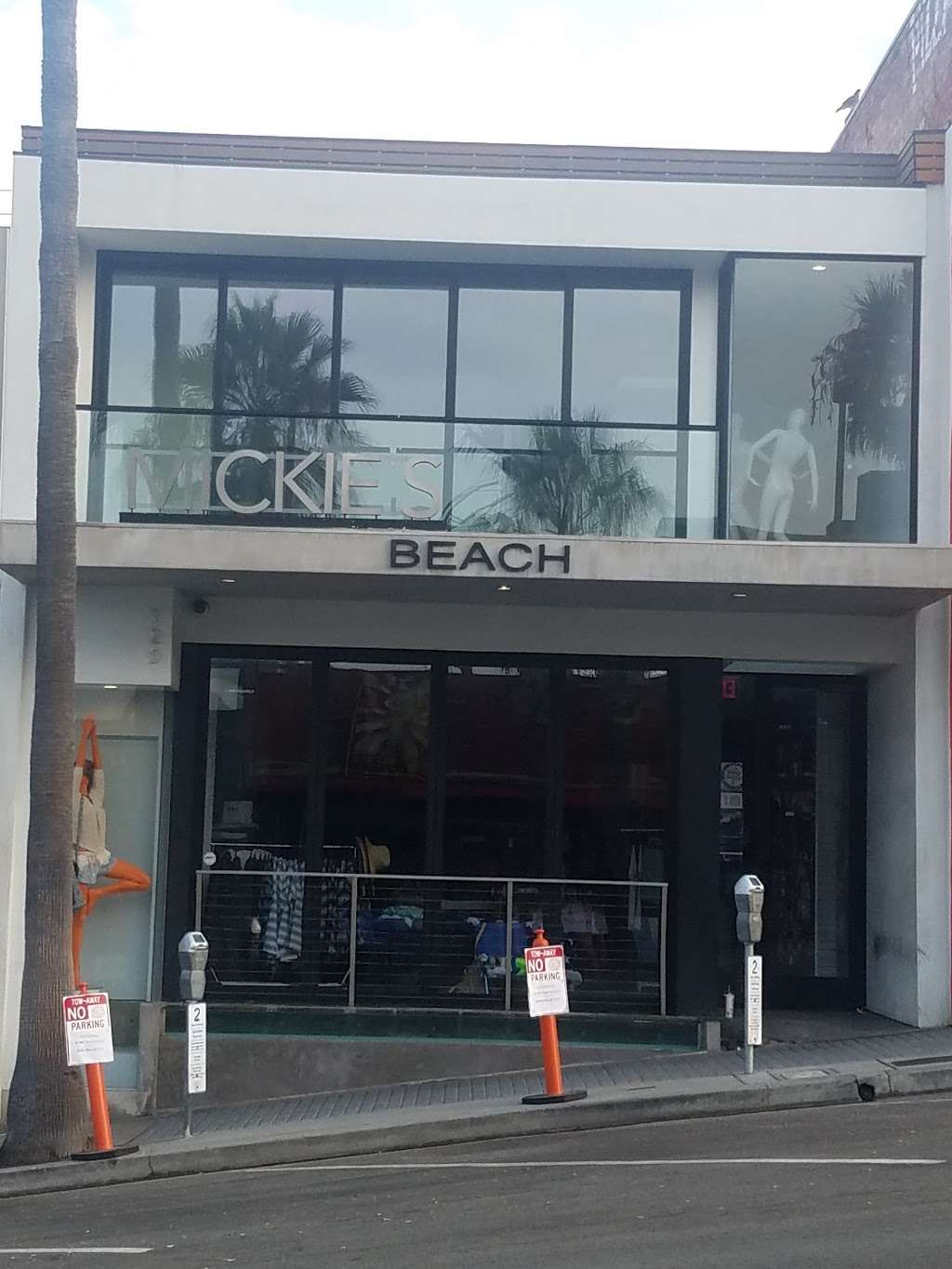 Mickies Beach | 125 Manhattan Beach Blvd, Manhattan Beach, CA 90266, USA | Phone: (310) 546-3892