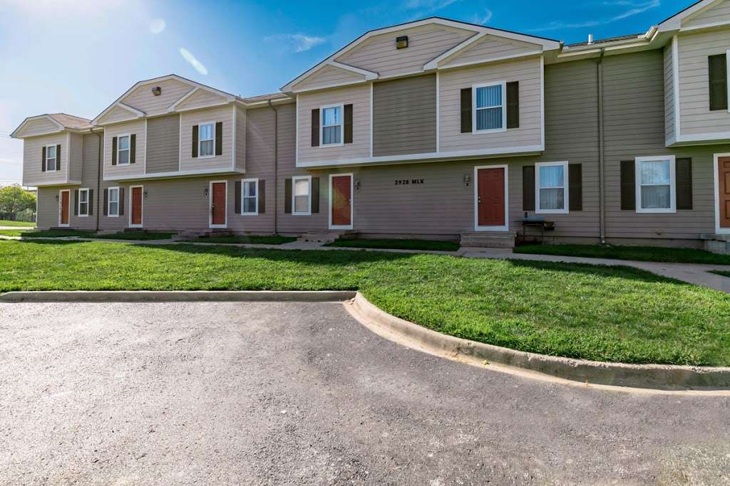 Woodland Village Apartments | 2940 Ralph Bunche Dr, Leavenworth, KS 66048, USA | Phone: (913) 353-3358