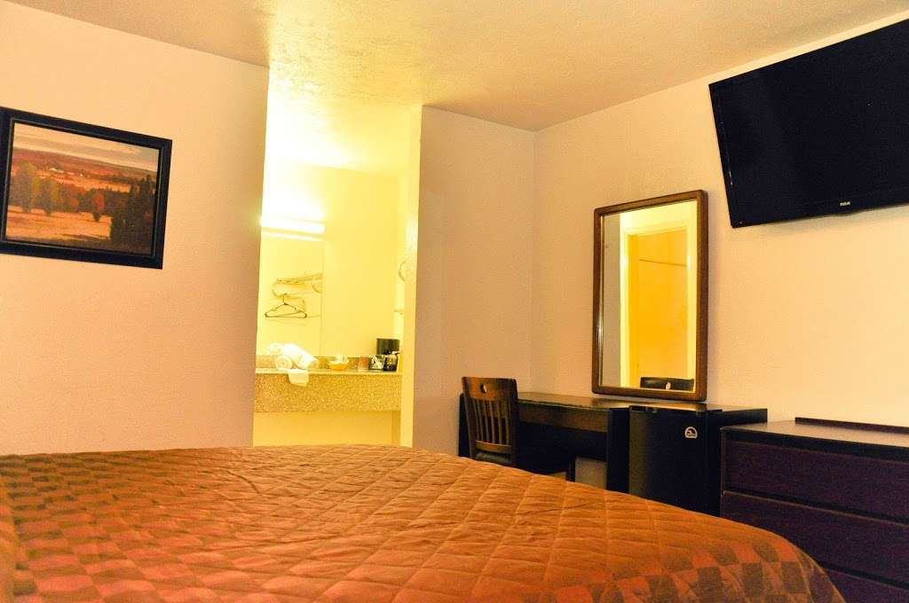 Luxury Inn | 5606 S R L Thornton Fwy, Dallas, TX 75232, USA | Phone: (214) 371-0727
