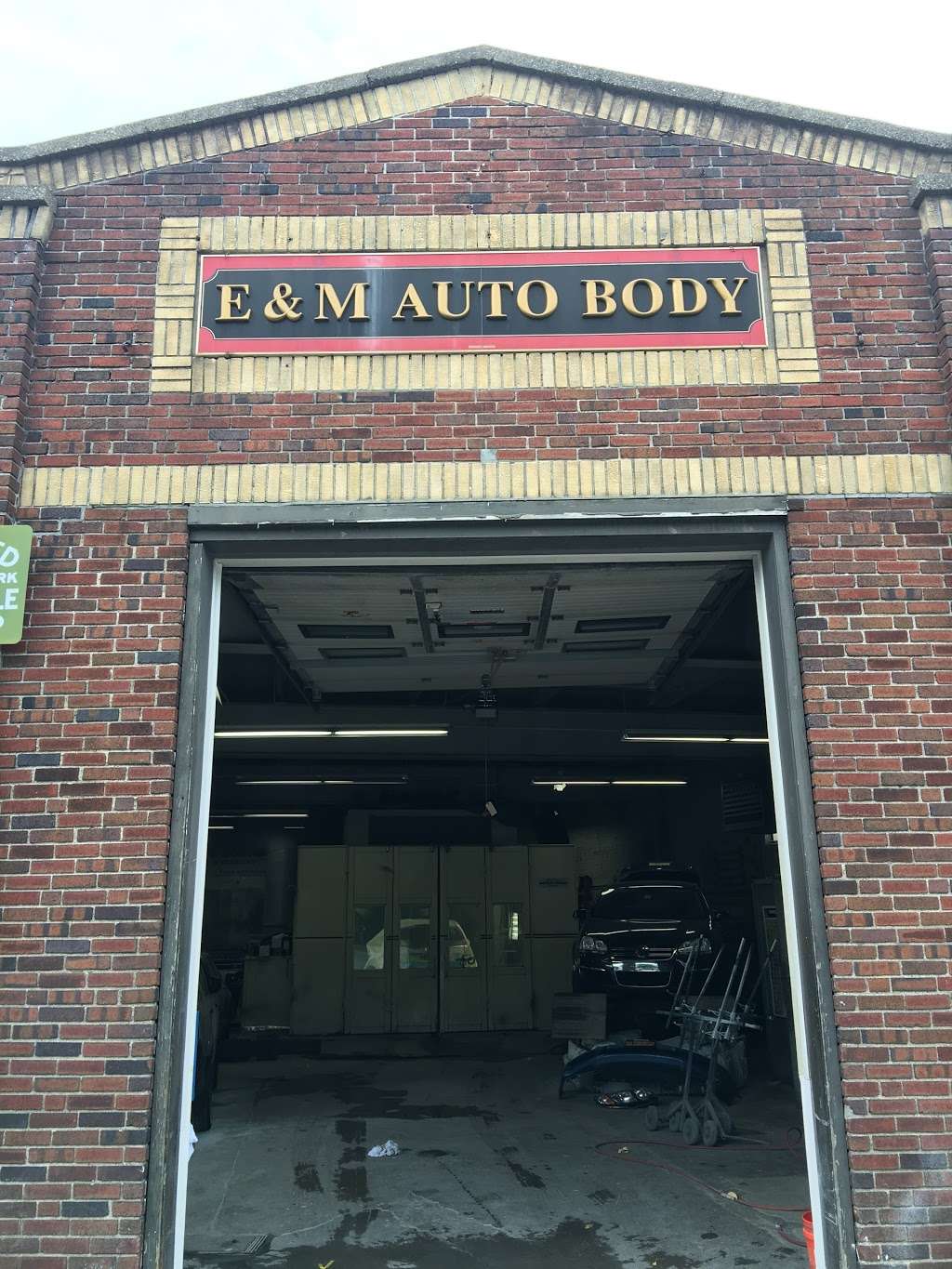 E & M Auto Body | 341 Railroad Ave, Peekskill, NY 10566, USA | Phone: (914) 739-0496
