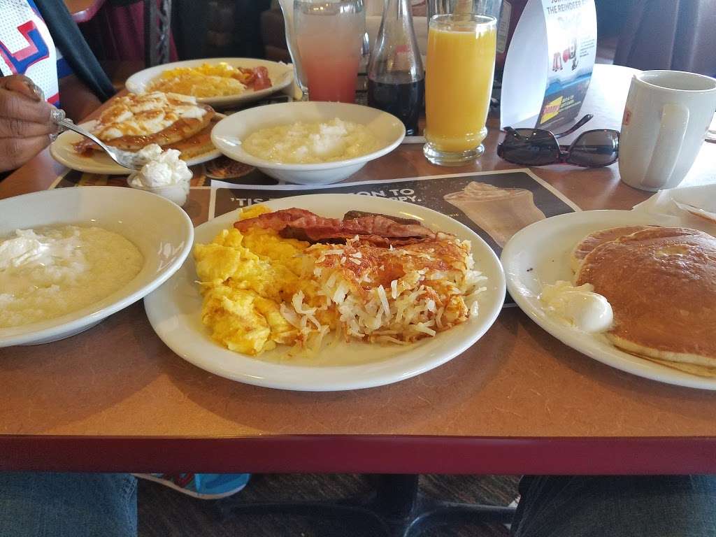 Dennys | 1286 St Georges Ave, Avenel, NJ 07001, USA | Phone: (732) 634-4160