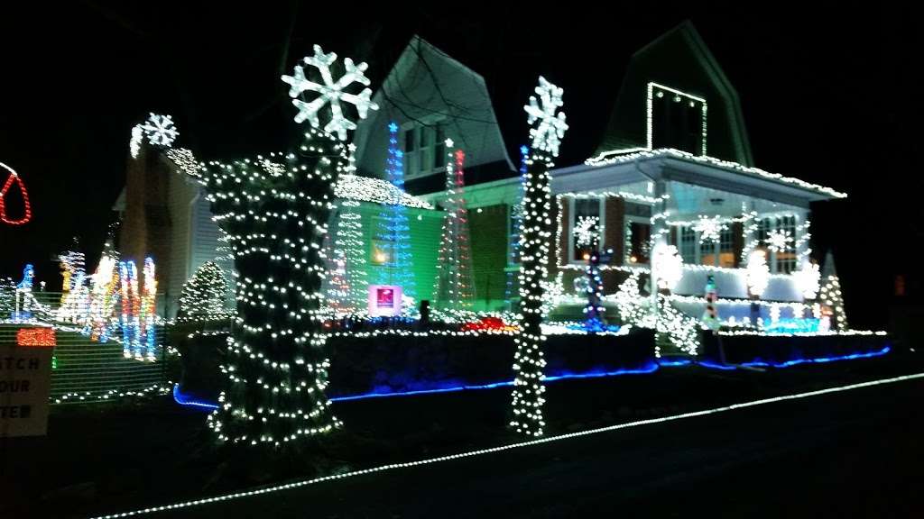 Lights in Greenawalds | 2040 Greenawalds Ave, Allentown, PA 18104 | Phone: (484) 894-5420