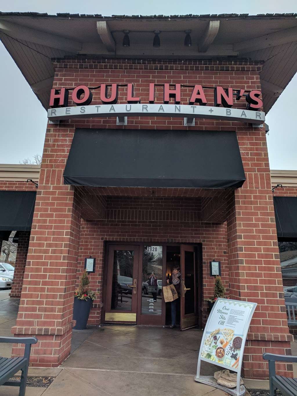 Houlihans | 2820 W 53rd St #123, Fairway, KS 66205 | Phone: (913) 789-0808