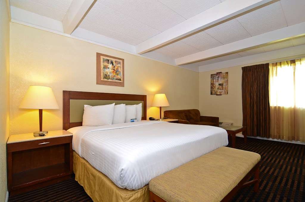 Lexington Inn & Suites - N.W. Chicago/Elgin | 1585 Dundee Ave, Elgin, IL 60120 | Phone: (847) 695-2100