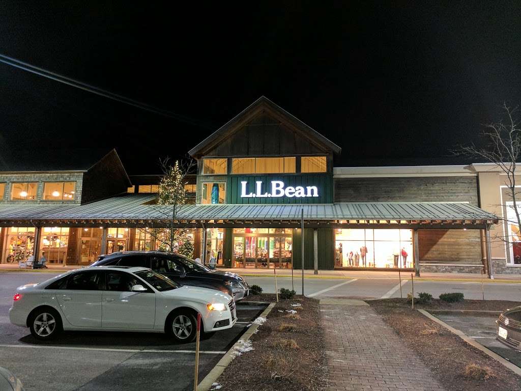 L.L.Bean | 280 School St, Mansfield, MA 02048, USA | Phone: (888) 552-5547