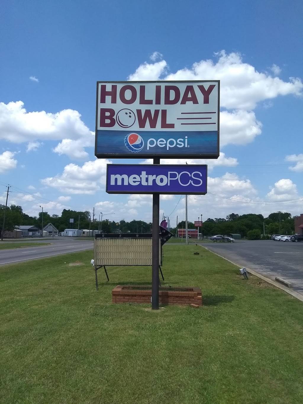 Holiday Bowl Fun Center | 4321 Bessemer Super Hwy, Bessemer, AL 35020, USA | Phone: (205) 800-7254