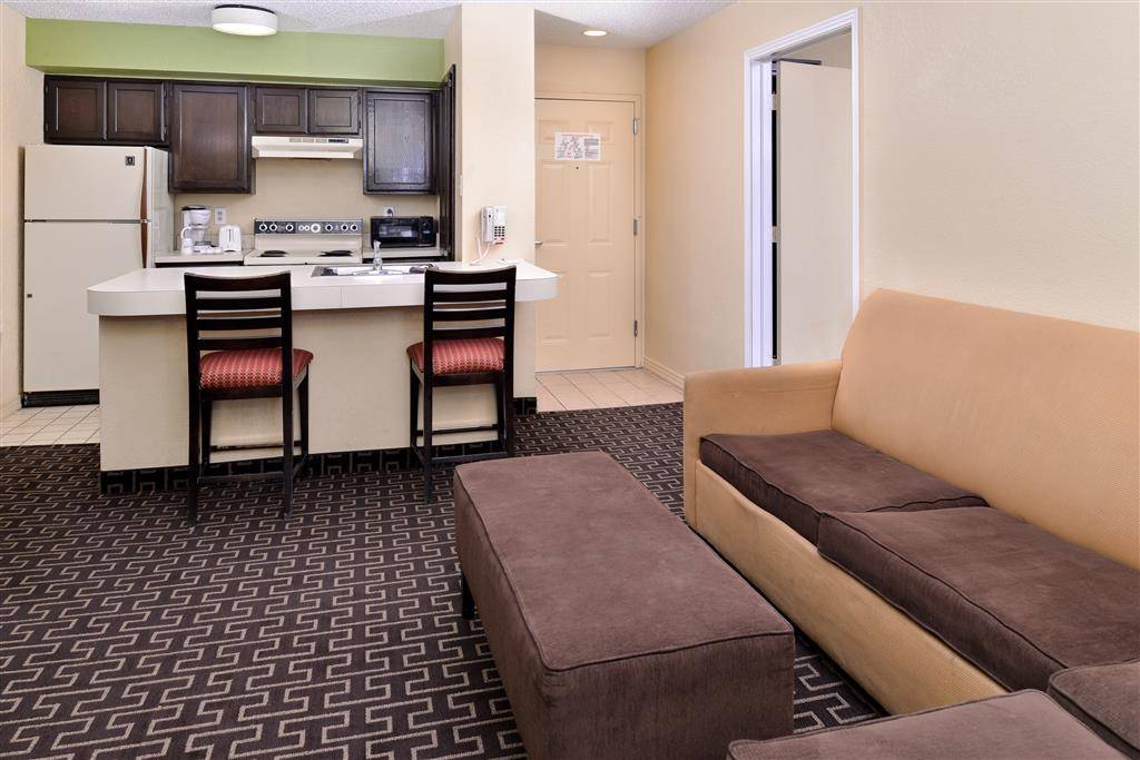 Americas Best Value Inn & Suites Extended Stay Tulsa | 3509 S 79th E Ave, Tulsa, OK 74145, USA | Phone: (918) 663-3900