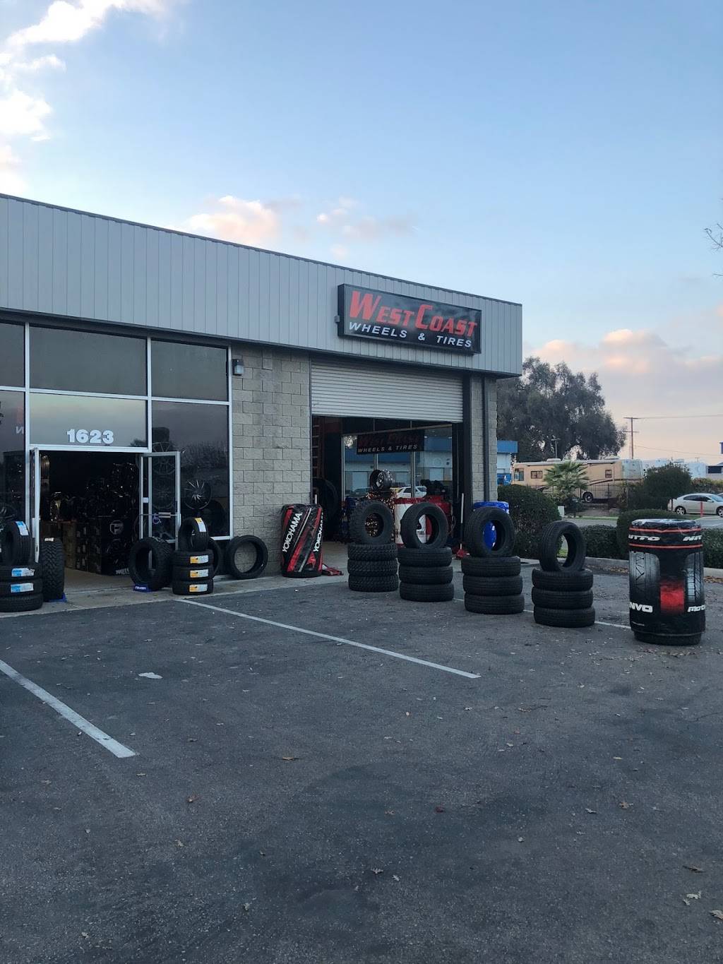 West Coast Wheels & Tires | 363 N Blackstone Ave, Fresno, CA 93701, USA | Phone: (559) 264-3500