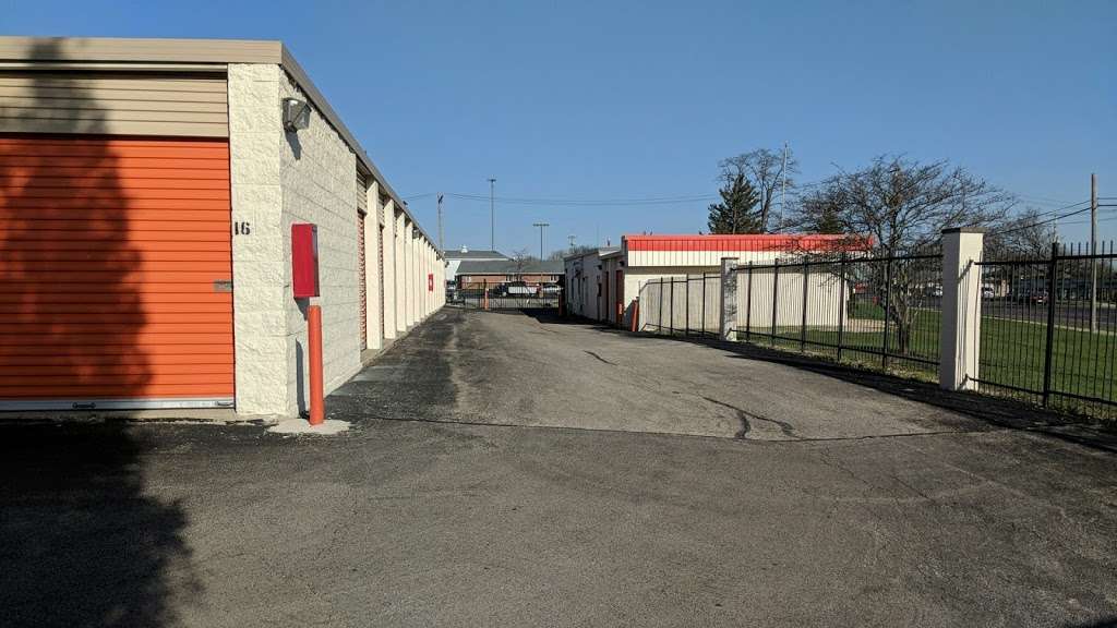 Public Storage | 1295 Lake St, Roselle, IL 60172, USA | Phone: (630) 283-1691