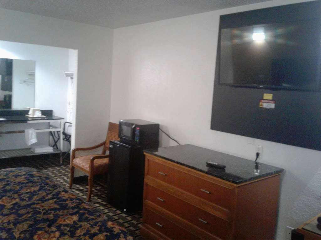 New Six Inn & Suites, Houston | 5555 W 34th St, Houston, TX 77092, USA | Phone: (713) 682-8588