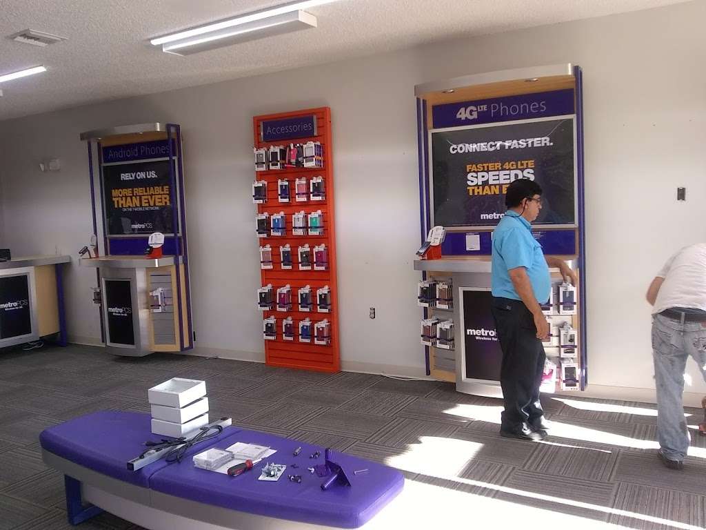 Metro by T-Mobile | 2742 Elkcam Blvd Ste 2, Deltona, FL 32738, USA | Phone: (386) 960-7666