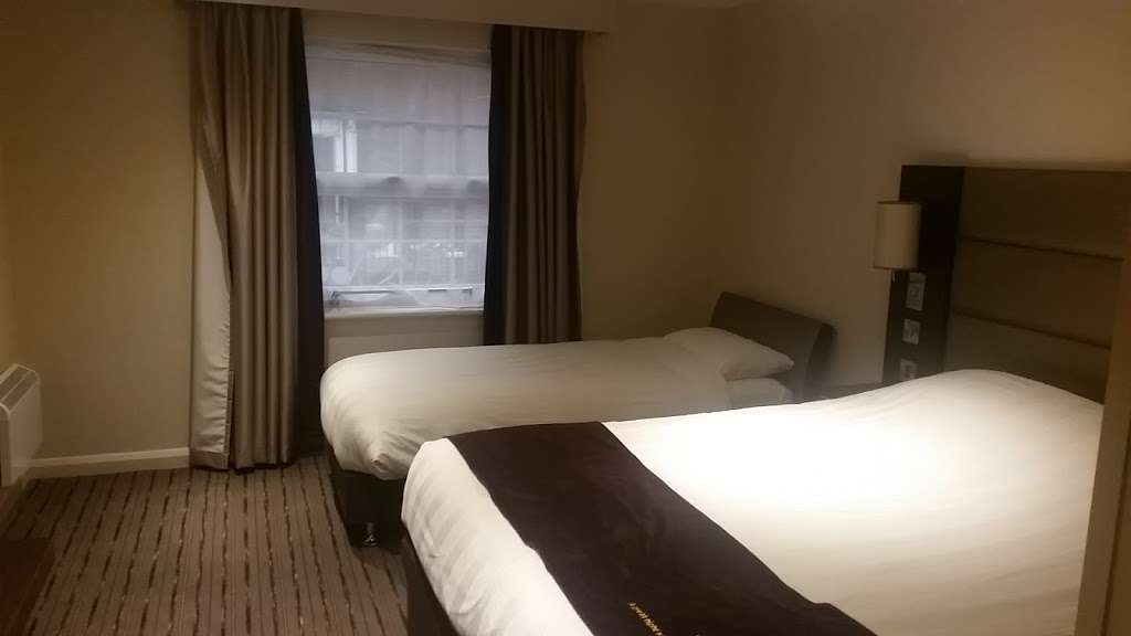 Premier Inn Maidstone/Sevenoaks | London Rd, Wrotham Heath, Sevenoaks TN15 7RX, UK | Phone: 0871 527 8962