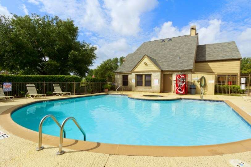 Raintree Apartments | 3300 Rollingbrook Dr, Baytown, TX 77521, USA | Phone: (281) 428-1385