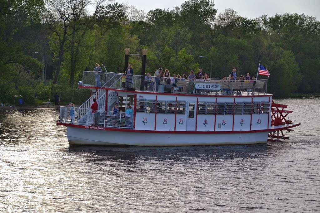 St. Charles Paddlewheel Riverboat | 2 North Ave, St. Charles, IL 60174, USA | Phone: (630) 584-2334