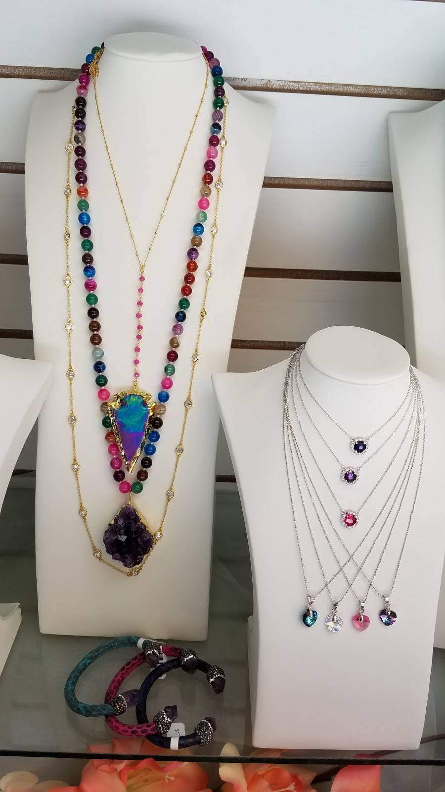 Ivonnes Jewelry & Handbags | 1420 Zaragoza St, Laredo, TX 78040, USA | Phone: (956) 324-7191