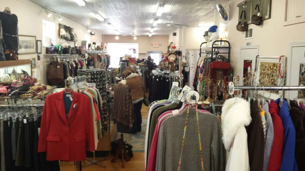 Sandys Upscale Consignment | 212 N Main St, Walworth, WI 53184, USA | Phone: (262) 275-8221