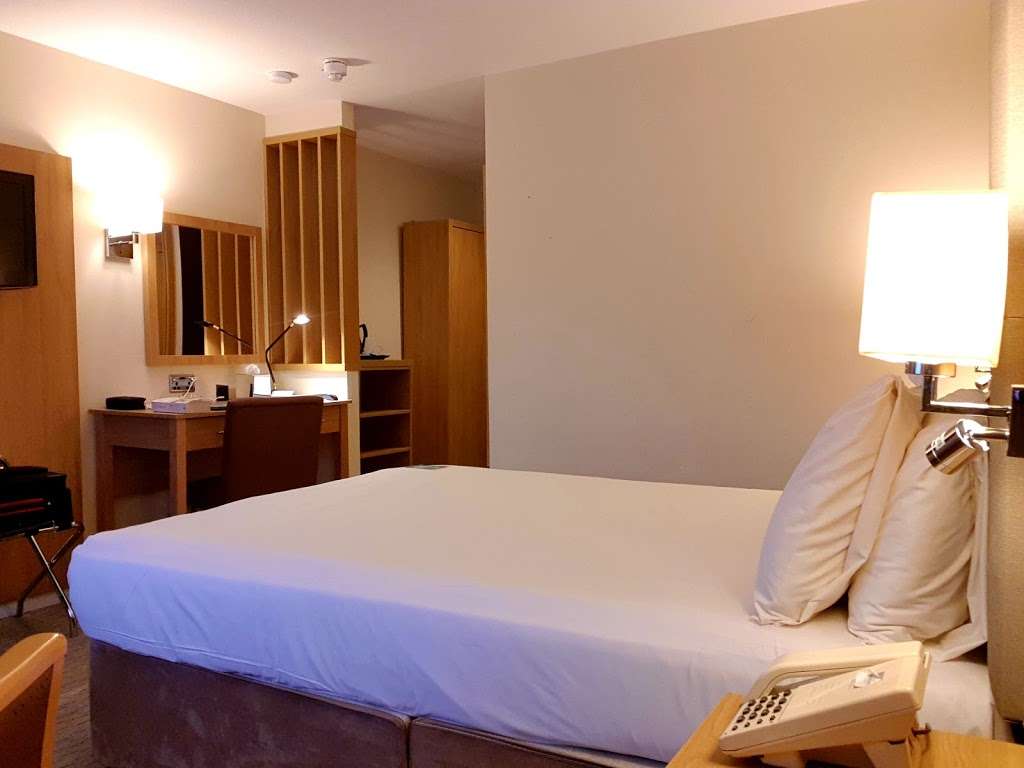 Mercure Hatfield Oak Hotel | Roehyde Way, Hatfield AL10 9AF, UK | Phone: 01707 275701