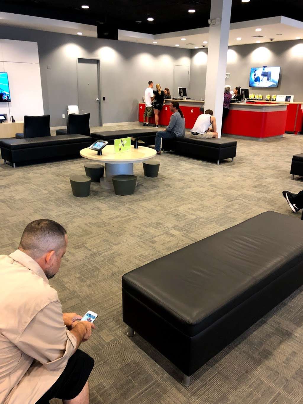 Xfinity Store by Comcast | 2815 FL-7 Suite 300, Wellington, FL 33414, USA | Phone: (800) 934-6489