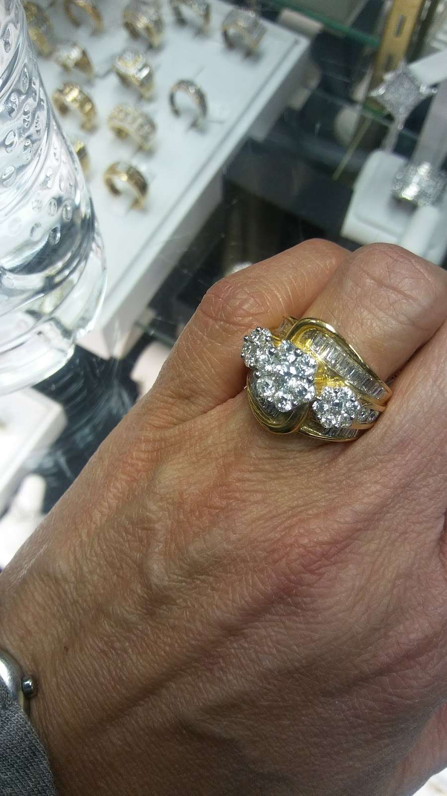 La Moda Jewelers | 1825 River Ave, Camden, NJ 08105, USA | Phone: (856) 365-0577