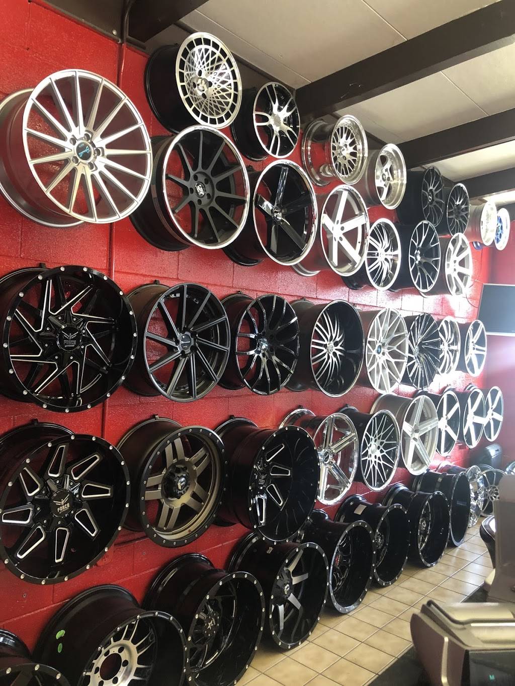 West Coast Wheels & Tires | 6267 N Blackstone Ave, Fresno, CA 93710, USA | Phone: (559) 436-1308