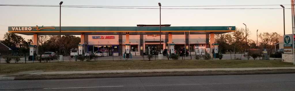 Valero | Country Club Dr, Pearland, TX 77581, USA