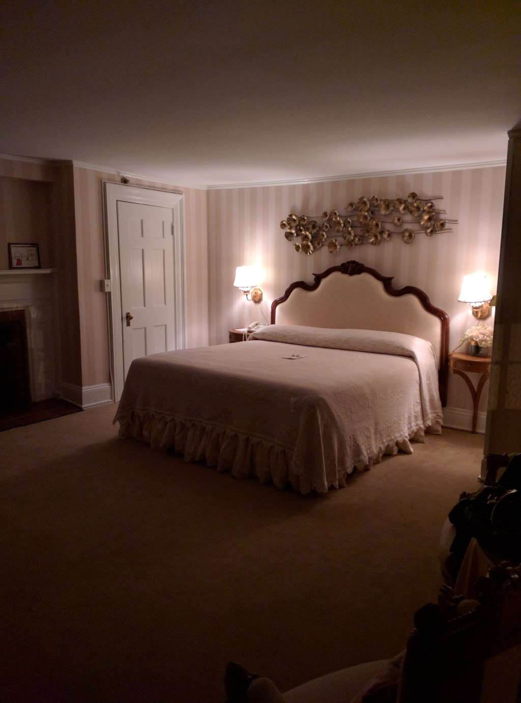 Roger Sherman Inn | 195 Oenoke Ridge, New Canaan, CT 06840, USA | Phone: (203) 966-4541