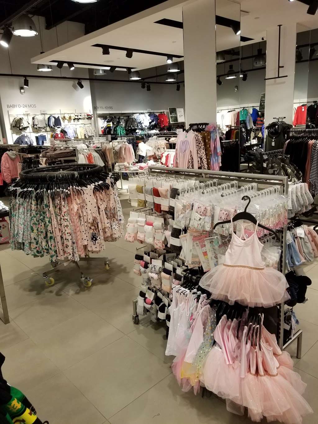 H&M | 180 NJ-35, Eatontown, NJ 07724, USA | Phone: (855) 466-7467