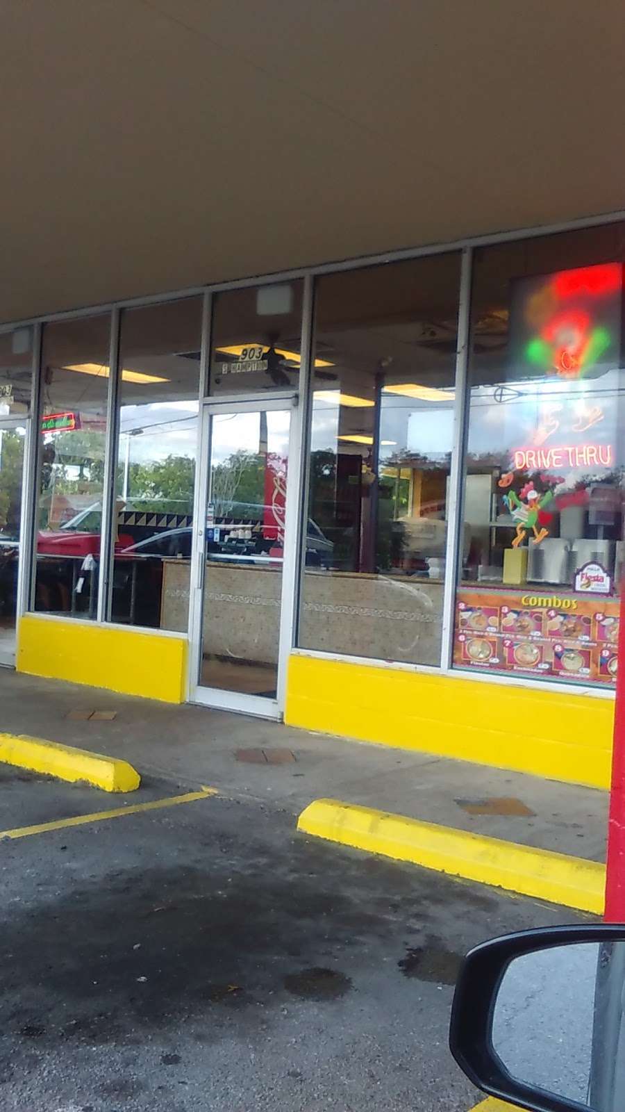 El Pollo Fiesta Inc | 915 S Hampton Rd, Dallas, TX 75208, USA | Phone: (214) 941-9399