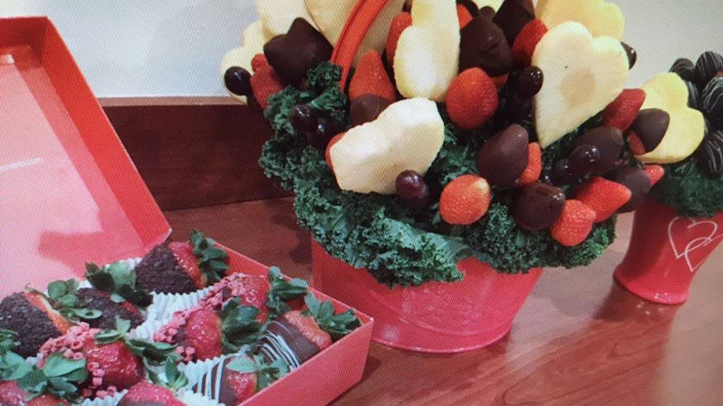 Edible Arrangements | Playhouse Corner, 77 Main St S Unit 103, Southbury, CT 06488, USA | Phone: (203) 264-6061