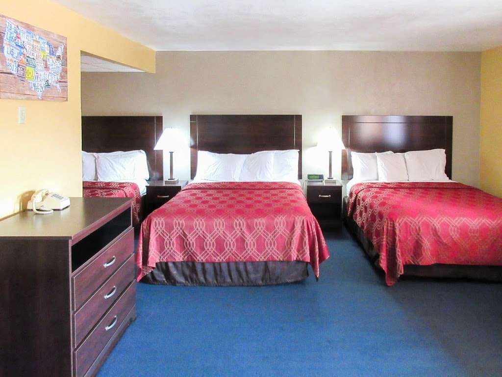 Econo Lodge | 220 E Grand Ave, Cameron, MO 64429 | Phone: (816) 632-6571