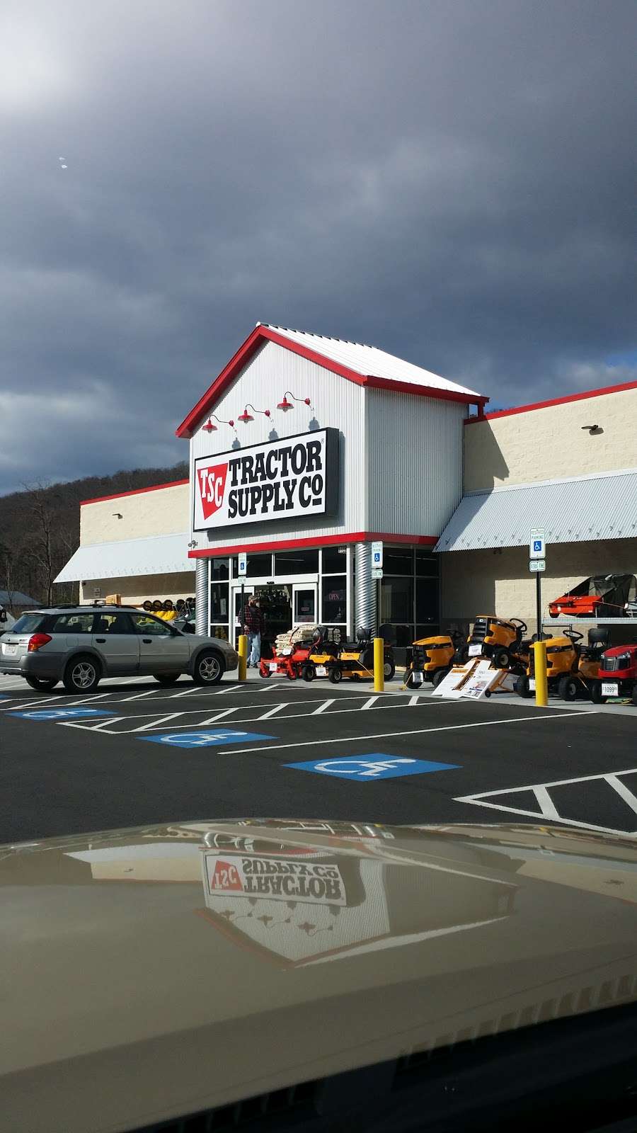 Tractor Supply Co. | 3720 Valley Rd, Berkeley Springs, WV 25411, USA | Phone: (304) 258-6636