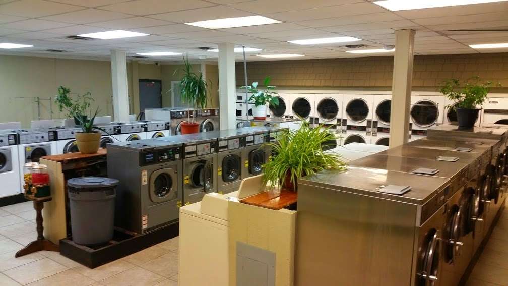Bellas Laundry Room | 2520 S Crysler Ave, Independence, MO 64052 | Phone: (816) 835-7987
