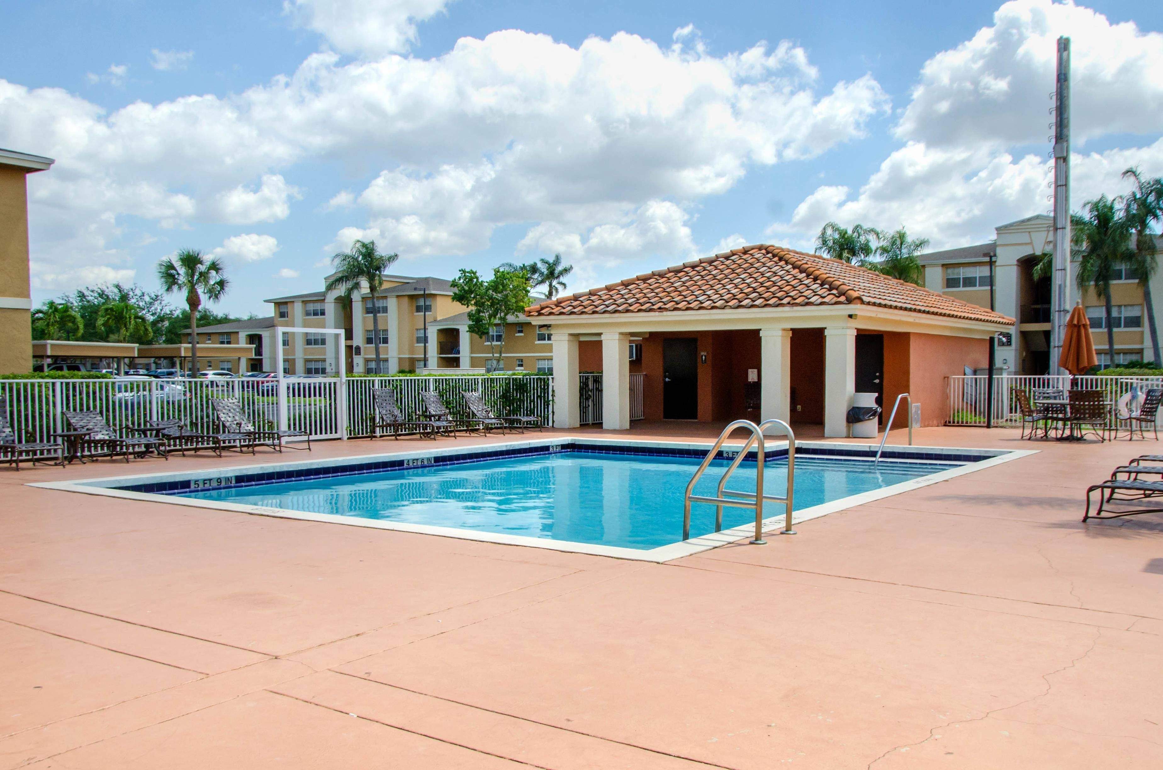 Gatehouse at Pine Lake Apartments | 8530 SW 1st St, Pembroke Pines, FL 33025, United States | Phone: (954) 436-2001