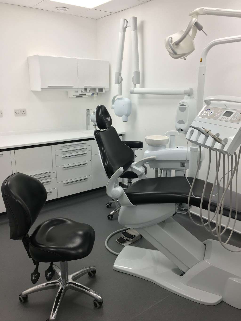 Surrey Dental Surgery | 21 Manor Green Rd, Epsom KT19 8RA, UK | Phone: 01372 877440