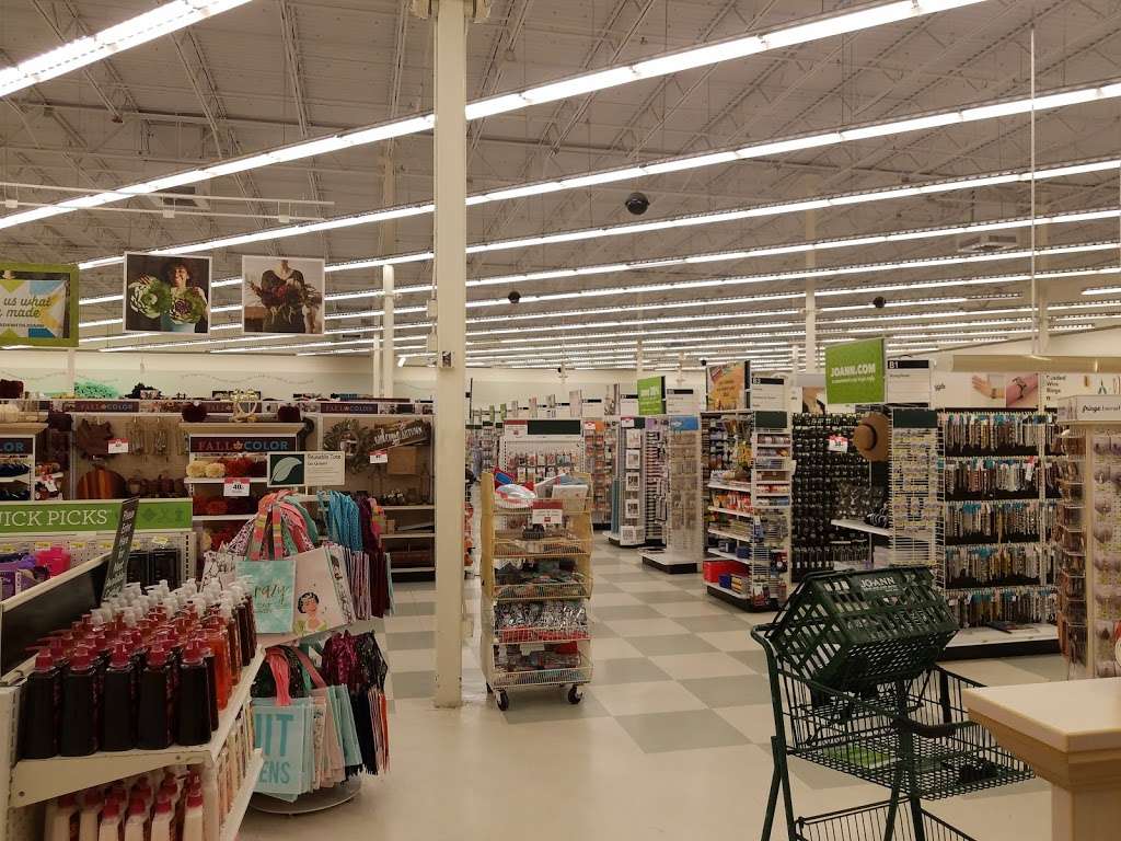 JOANN Fabrics and Crafts | 825 N Alafaya Trail, Orlando, FL 32828, USA | Phone: (407) 273-4003