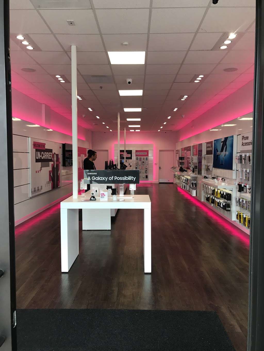 T-Mobile | 1991 Sproul Rd Space 38B, Broomall, PA 19008, USA | Phone: (610) 356-1928