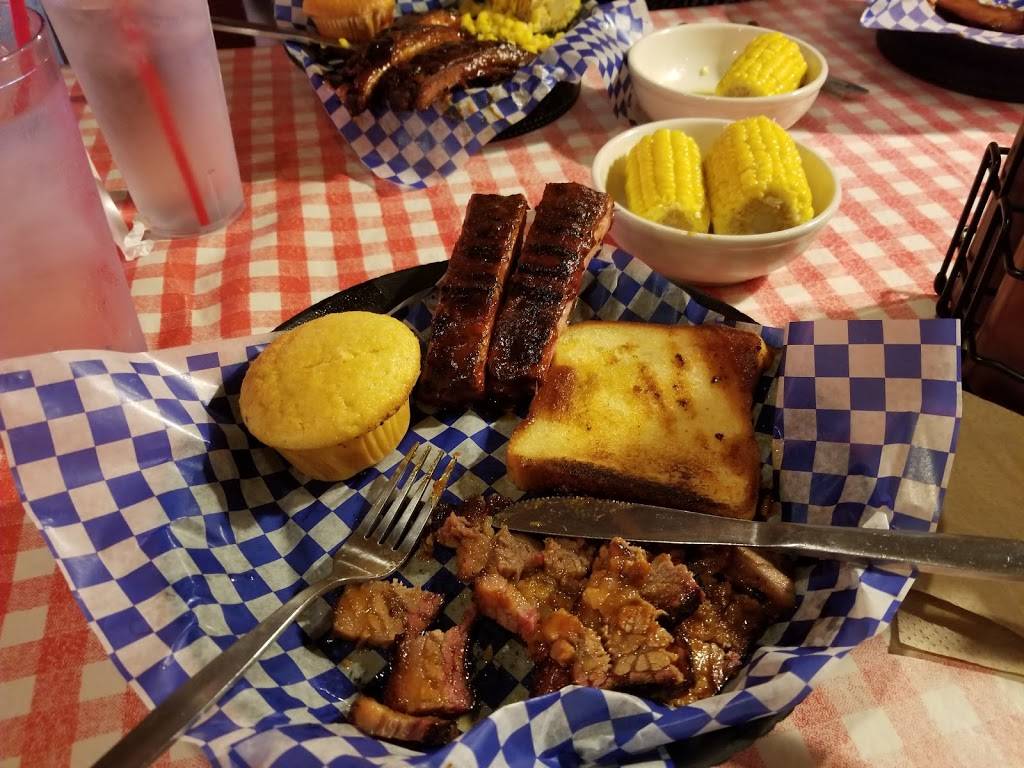 Famous Daves Bar-B-Que | 20300 E Thirteen Mile Rd, Roseville, MI 48066, USA | Phone: (586) 293-2900