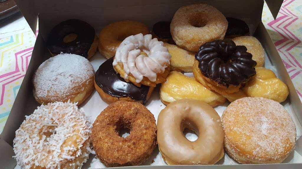 Winchells Donut House | 345 E 4th St, Perris, CA 92570, USA | Phone: (951) 238-2212